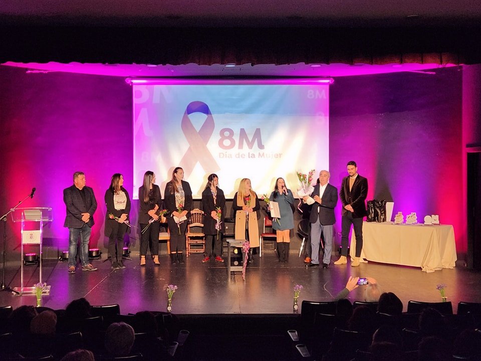 El alcalde de Manilva reclama en su discurso por el 8M que hay que posicionar a las mujeres "donde merecen" - Portada 8M Manilva El alcalde de Manilva reclama en su discurso por el 8M que hay que posicionar a las mujeres "donde merecen" - Portada 8M Manilva