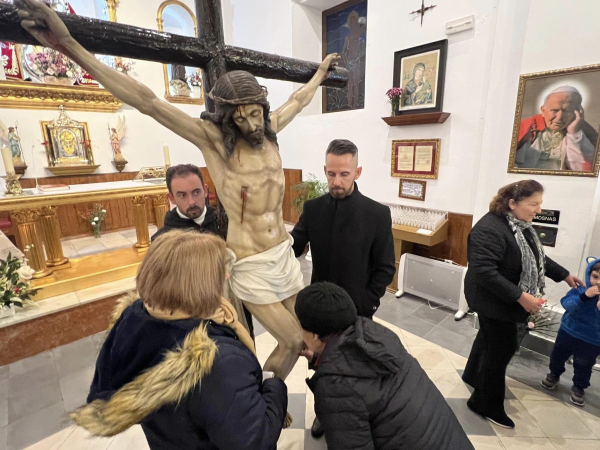 El Cristo de la Buena Muerte de Casares, arropado por sus devotos después de que no pudiera procesionar - Portada Casares El Cristo de la Buena Muerte de Casares, arropado por sus devotos después de que no pudiera procesionar - Portada Casares