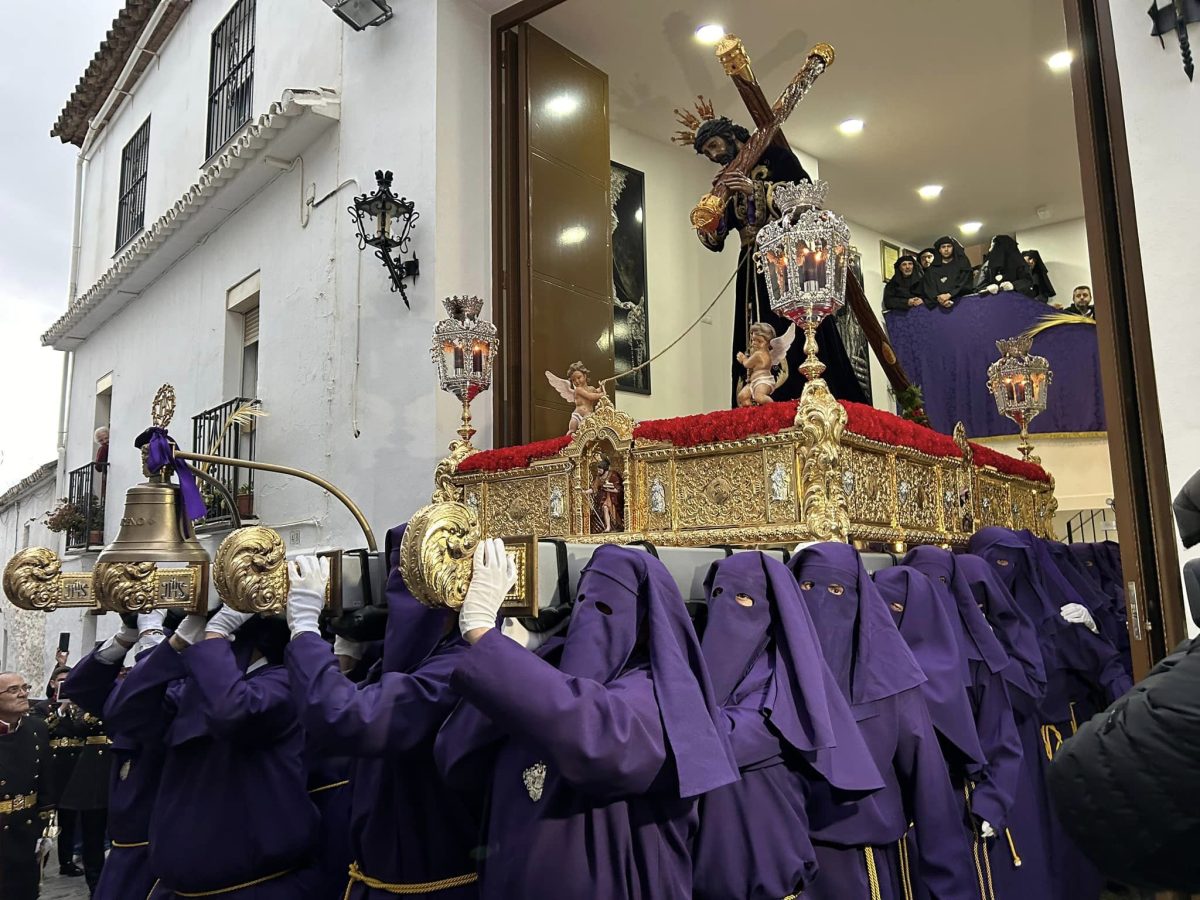 Mijas recibe al Nazareno y los Dolores en una tarde de Jueves Santo mirando al cielo - Portada Mijas Mijas recibe al Nazareno y los Dolores en una tarde de Jueves Santo mirando al cielo - Portada Mijas