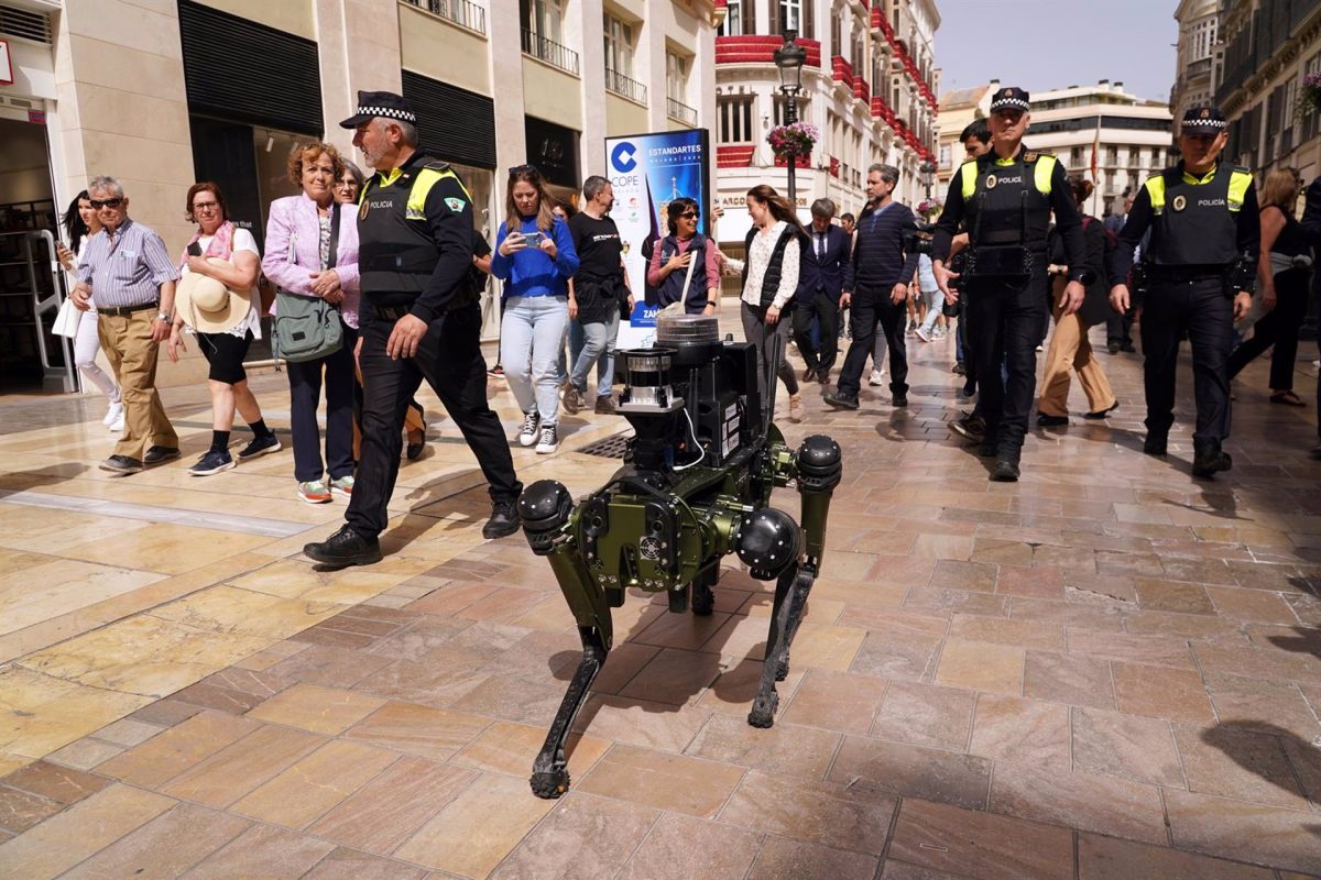 Un perro robot, el nuevo ayudante de la Policía Local de Málaga - fotonoticia 20240319151024 1920 1 El perro robot policía en el centro de Málaga.