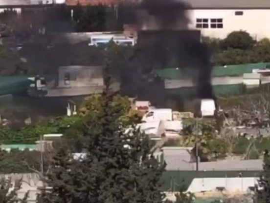 Arde una furgoneta en Las Lagunas: los bomberos controlan la situación sin heridos - incendio furgoneta e1709738851459 Furgoneta incendiada en Mijas.