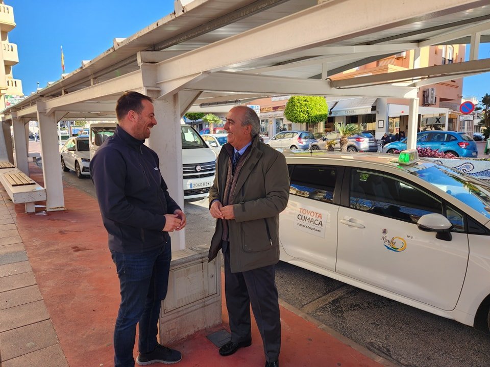 El Ayuntamiento de Manilva aprueba la ampliación de licencias de auto-taxi - manilva plaza auto El alcalde de Manilva con conductores de taxi.
