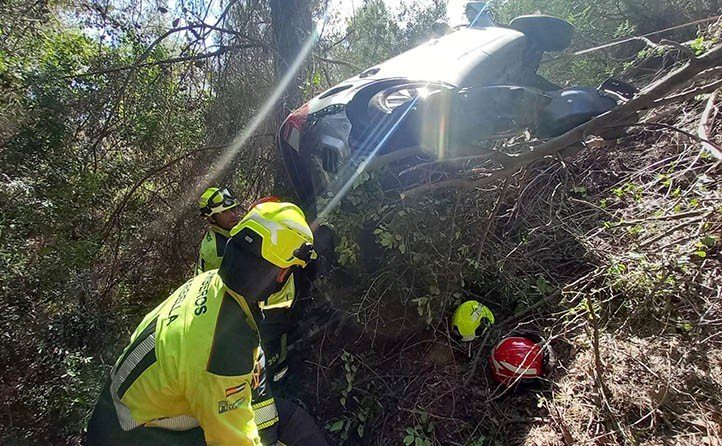 Bomberos de Marbella rescatan un vehículo que cayó por un barranco de 70 metros - mini1 1709560611 e1709574214586 Bomberos rescatan a un conductor. Ayto de Marbella