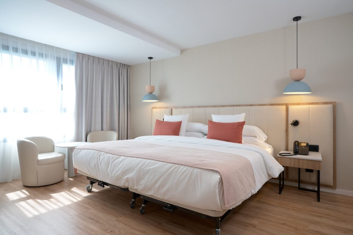 Óbal Urban Hotel: la mejor ubicación para celebrar la Semana Santa - obal habitacion premium cama