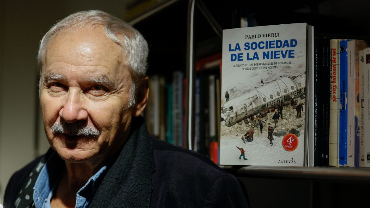 El autor de 'La sociedad de la nieve', Pablo Vierci, está este lunes en el Mirador del Carmen en Estepona - 01707837435520 Pablo Vierci y su libro 'La sociedad de la nieve'.