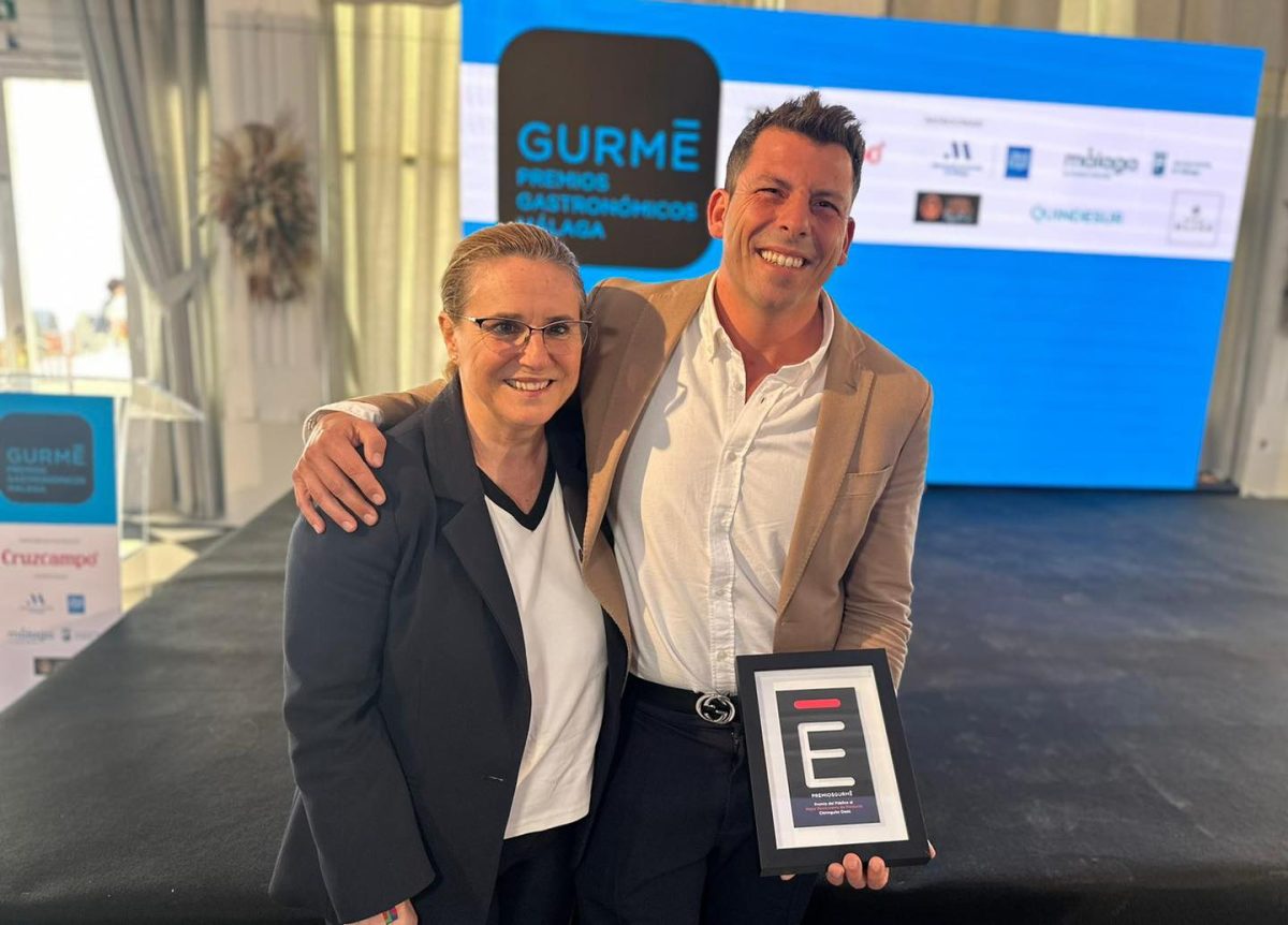 El chiringuito Oasis de Fuengirola recibe el Premio Gurmé Málaga al Mejor Producto - 434019350 978410266978868 8057298787571165790 n La alcaldesa Ana Mula con el propietario de Oasis, Alfonso, en la recogida del premio.