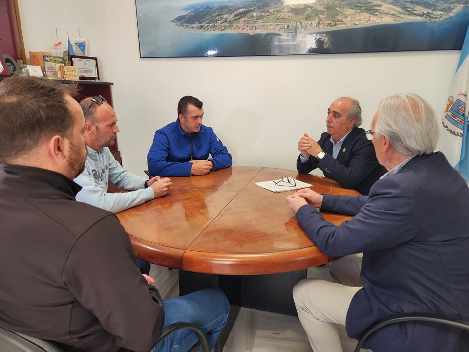 Manilva apuesta por el servicio de taxi con la licitación de dos nuevas licencias - 434020800 808338101330133 3884913038920703865 n 1 Reunión con el sector del taxi.