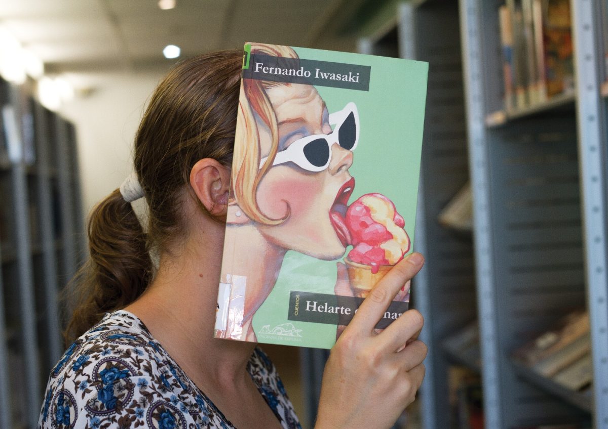 Fundir la cara con la portada de un libro: Estepona convoca el tercer concurso 'BookFace' - Bookface 8 BookFace, concurso en Estepona.
