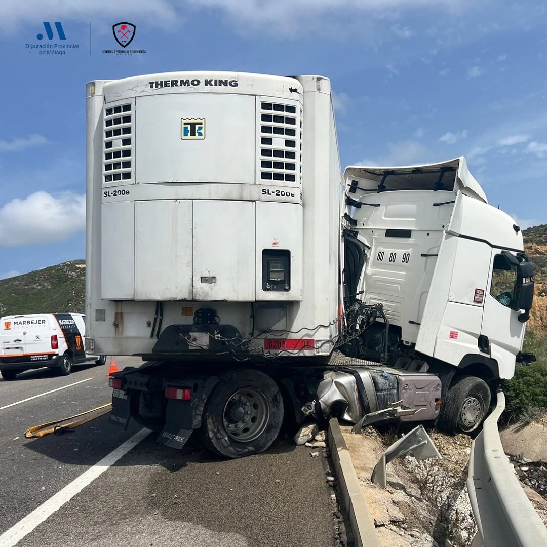 El conductor de un camión queda atrapado en su cabina en la AP-7, en el término municipal de Manilva - Camion volcado 1 El conductor de un camión queda atrapado en su cabina en la AP-7, en el término municipal de Manilva - Camion volcado 1