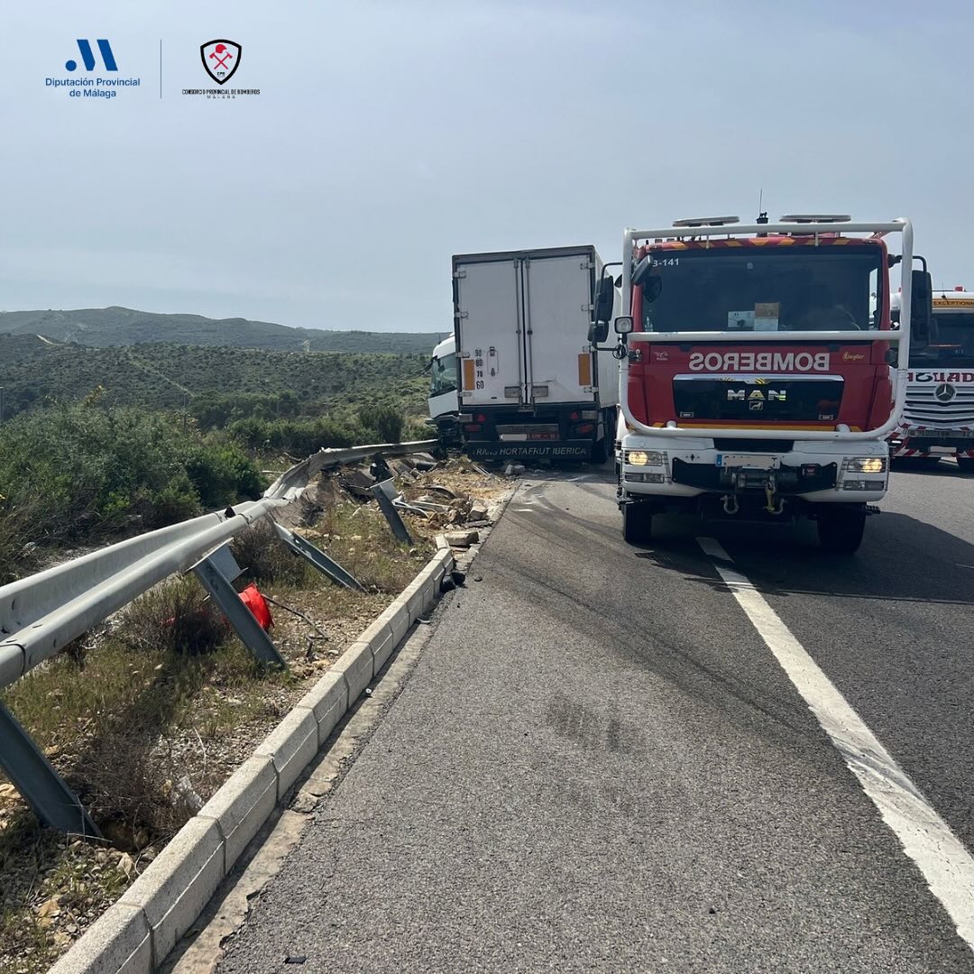 El conductor de un camión queda atrapado en su cabina en la AP-7, en el término municipal de Manilva - Camion volcado 3 El conductor de un camión queda atrapado en su cabina en la AP-7, en el término municipal de Manilva - Camion volcado 3