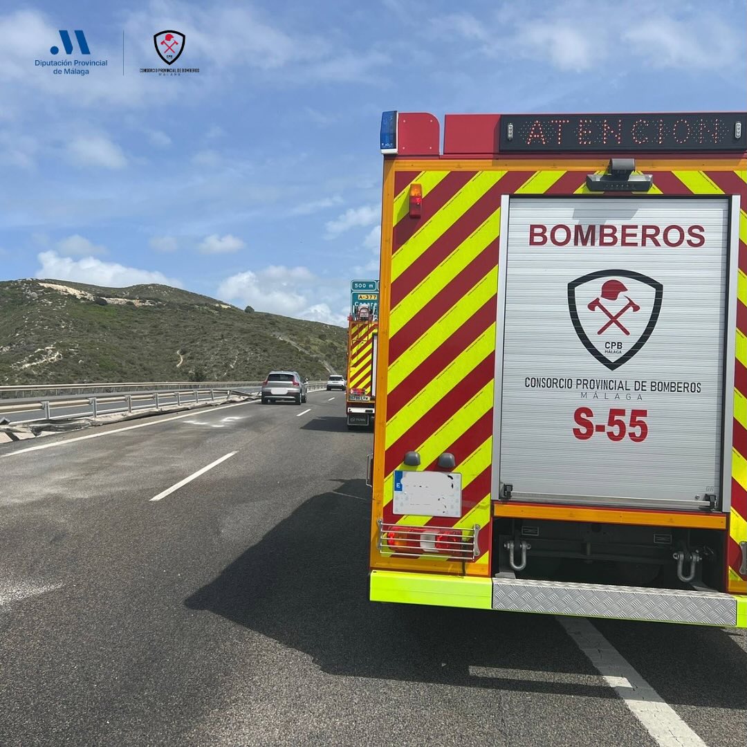 El conductor de un camión queda atrapado en su cabina en la AP-7, en el término municipal de Manilva - Camion volcado 4 El conductor de un camión queda atrapado en su cabina en la AP-7, en el término municipal de Manilva - Camion volcado 4