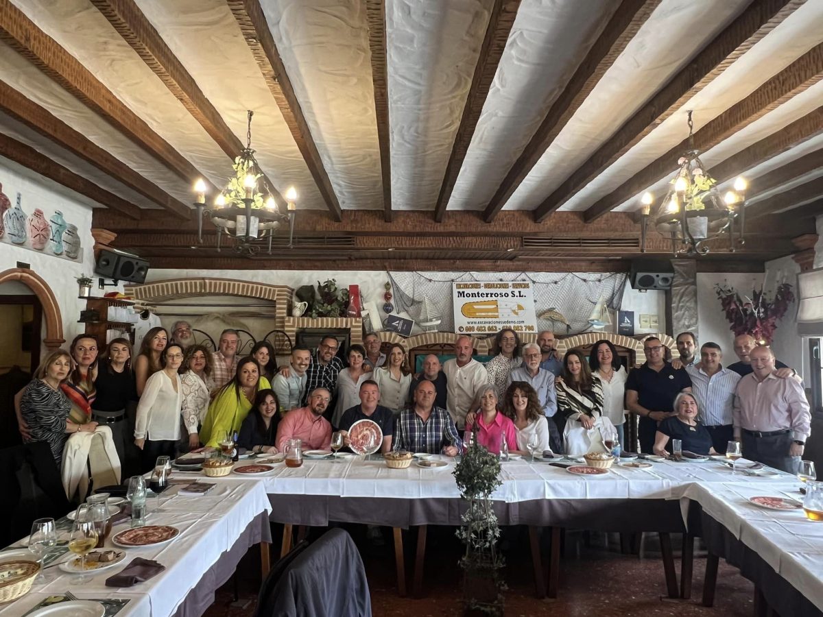El profesor y los alumnos que impulsaron 'Radio Ramón García' en Estepona se reencuentran décadas más tarde - Colegio Ramon Garcia El profesor y los alumnos que impulsaron 'Radio Ramón García' en Estepona se reencuentran décadas más tarde - Colegio Ramon Garcia