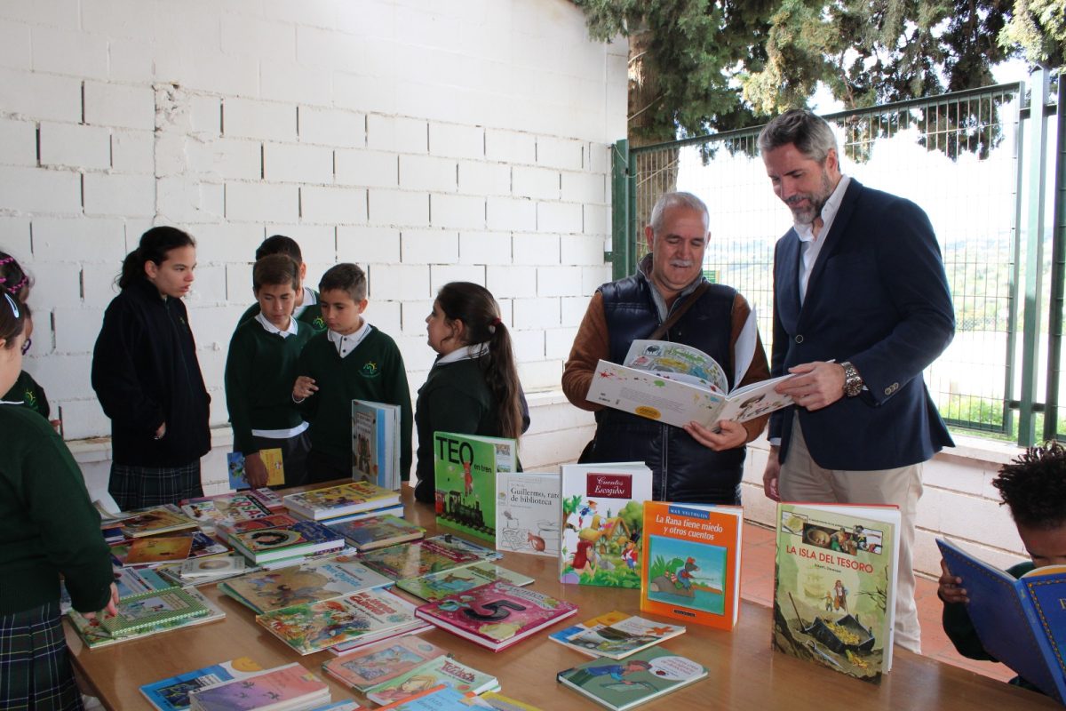 Mijas dona más de 200 libros a la Escuela Rural de Entrerríos - Maldonado Entrega de libros Mijas dona más de 200 libros a la Escuela Rural de Entrerríos - Maldonado Entrega de libros