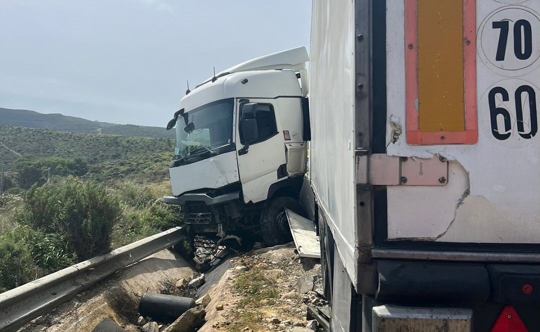 El conductor de un camión queda atrapado en su cabina en la AP-7, en el término municipal de Manilva - Portada camion buena El conductor de un camión queda atrapado en su cabina en la AP-7, en el término municipal de Manilva - Portada camion buena