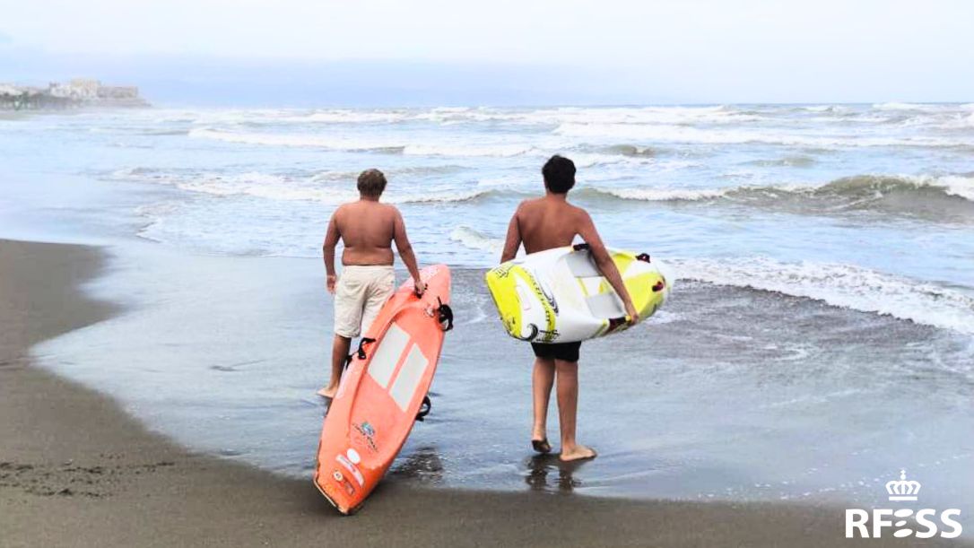 Dos deportistas de 12 y 14 años salvan de ahogarse a tres turistas en Torremolinos que usaron un hinchable de juguete - Salvamento Torremolinos Dos deportistas de 12 y 14 años salvan de ahogarse a tres turistas en Torremolinos que usaron un hinchable de juguete - Salvamento Torremolinos