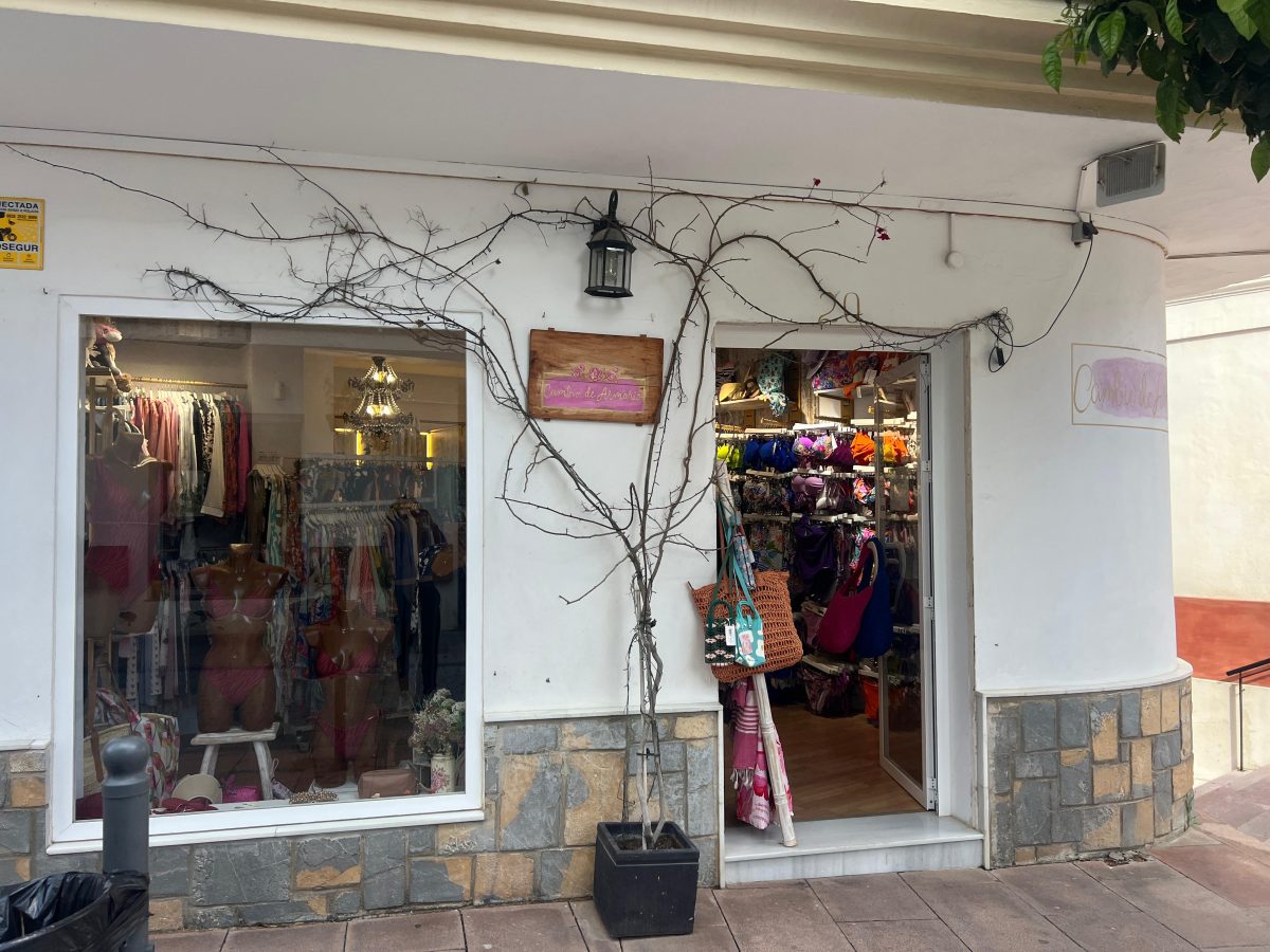 Roban en la tienda "Cambio de Armario" de Estepona en la madrugada de este lunes - WhatsApp Image 2024 04 01 at 5.43.00 PM Roban en la tienda "Cambio de Armario" de Estepona en la madrugada de este lunes - WhatsApp Image 2024 04 01 at 5.43.00 PM