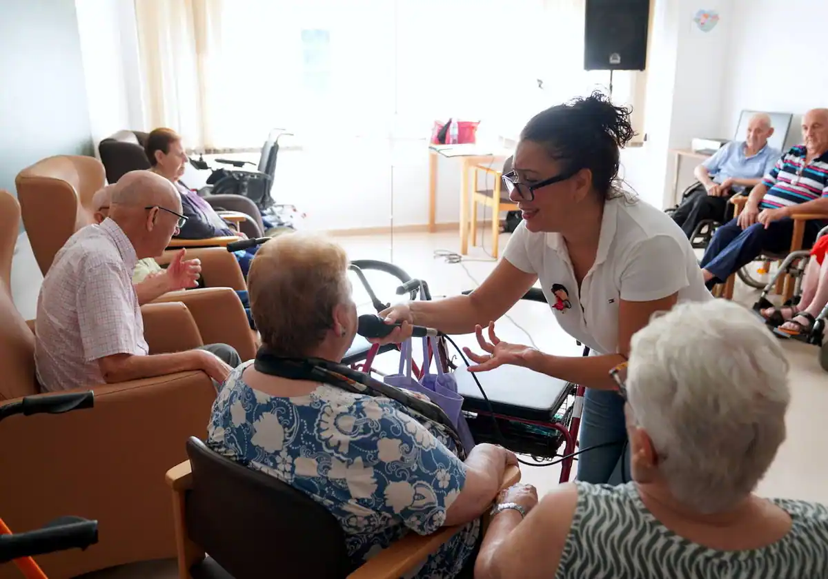 Estepona acerca el cante en vivo a las residencias de mayores y al Centro de Día de Alzheimer - estepona musicoterapioa Rw05ndPyxnrCeNaN0MmlFjI 1200x840@Diario Sur Ana Fargas con los mayores de una residencia de Estepona durante una sesión de musicoterapia. / Tele Estepona