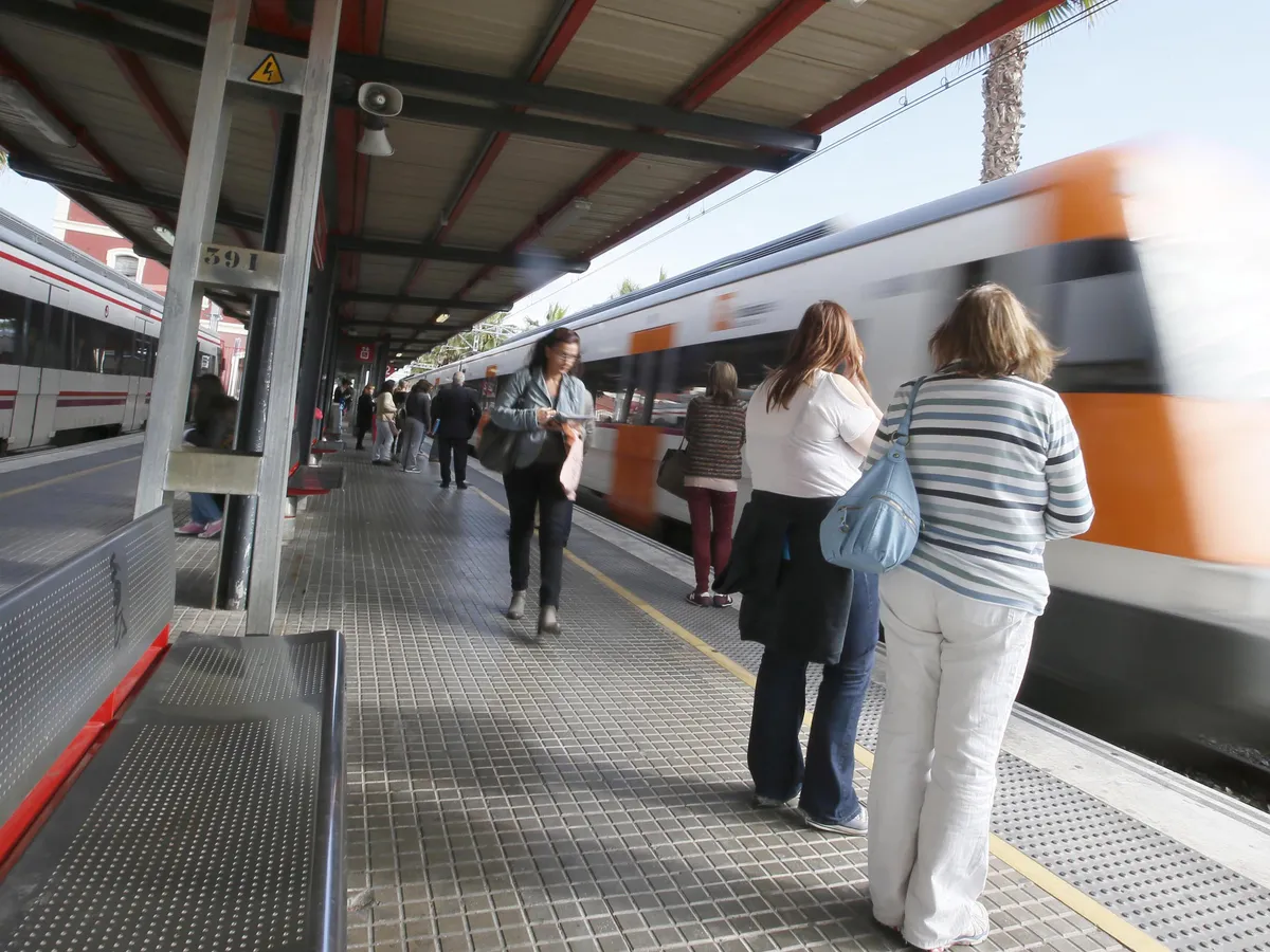 Campaña en inglés para sumar a los extranjeros a la reivindicación del tren de la Costa del Sol - personas esperando tren estacion 3185818 Campaña en inglés para sumar a los extranjeros a la reivindicación del tren de la Costa del Sol - personas esperando tren estacion 3185818