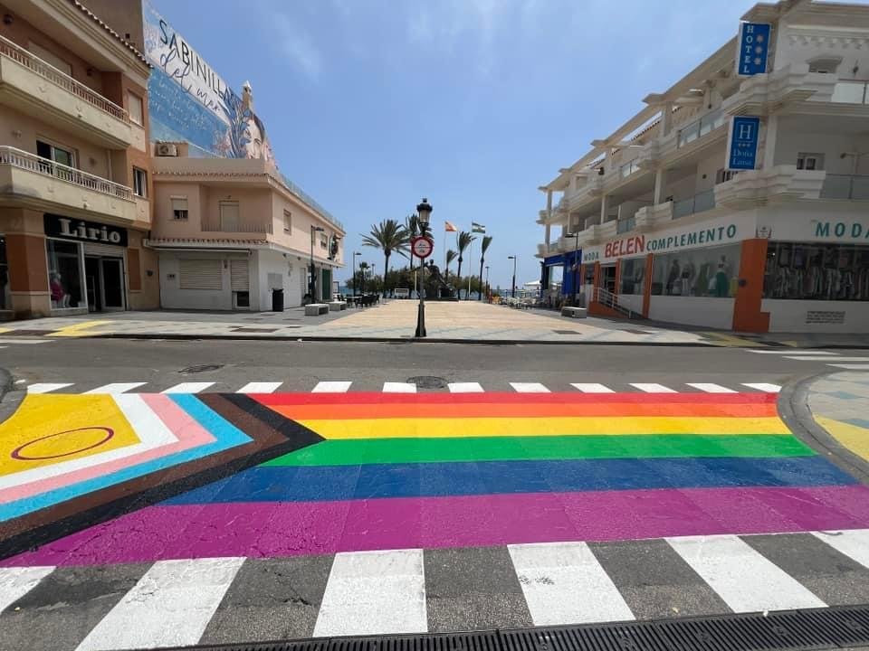 Sabinillas celebra la Diversidad con un paso de cebra de arcoíris - 6334EC54 34E7 4103 9AFB F577EB085243 Paso de cebra Sabinillas. D. MACÍAS