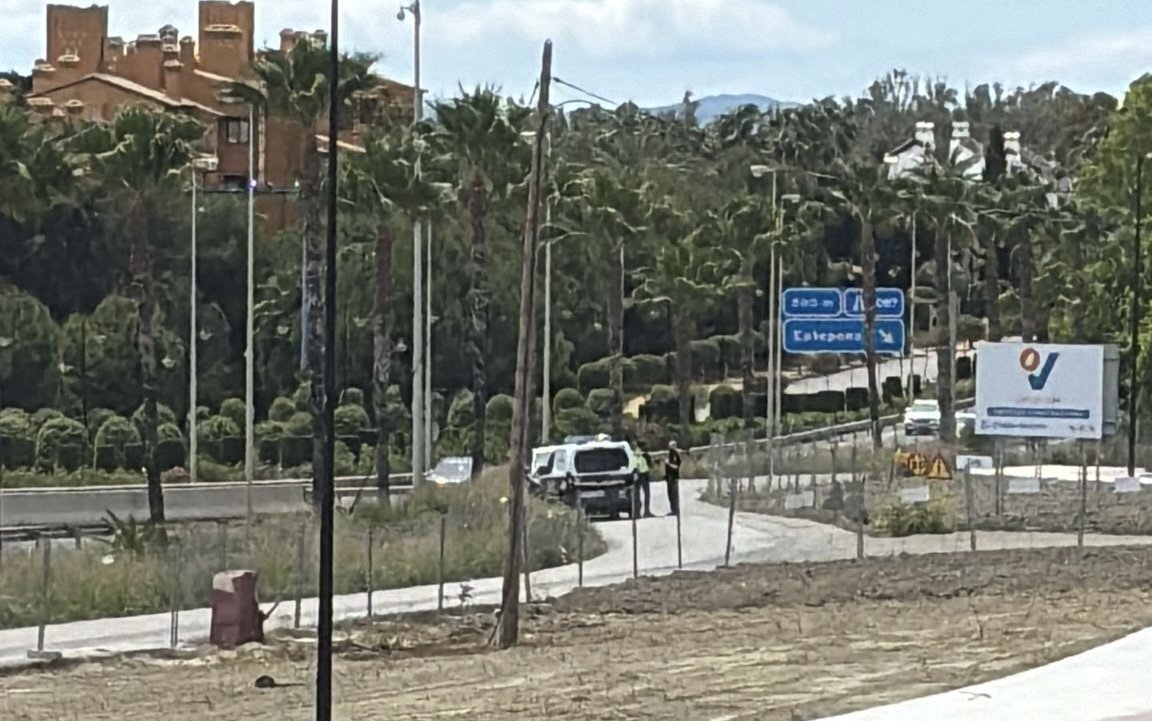 Aparece un cadáver en una cuneta a la altura del hotel Kempinski de Estepona - 89F7C642 5E6C 47BA 9145 47F026DFDA3F Aparece un cadáver en una cuneta a la altura del hotel Kempinski de Estepona - 89F7C642 5E6C 47BA 9145 47F026DFDA3F