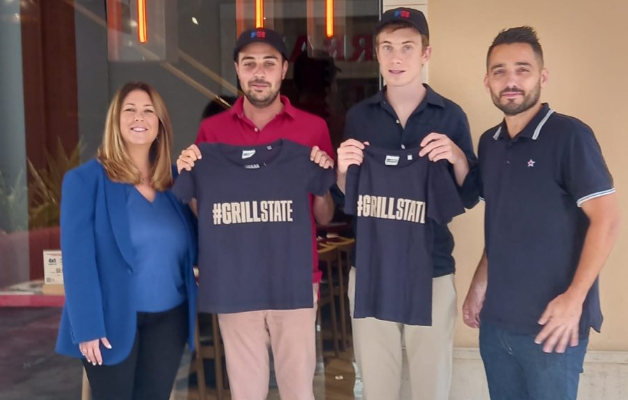 Dos jóvenes de la asociación Apprende de Benalmádena se incorporan al equipo de Fóster Hollywood del Plaza Mayor - Imagen de WhatsApp 2024 05 27 a las 11.49.32 e9b2f4ff e1716892122755 Los chicos de la Asociación Apprende junto a su trabajadora social y el gerente del restaurante.
