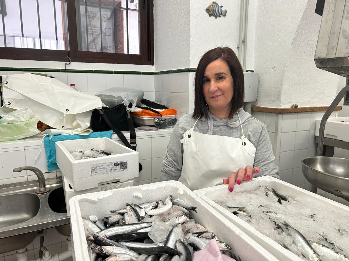 Pescado fresco en Casares que llega hasta su Mercado Municipal - WhatsApp Image 2024 05 02 at 11.04.11 Inma, en la nueva pescadería del Mercado en Casares. / D.DIMITRESCU