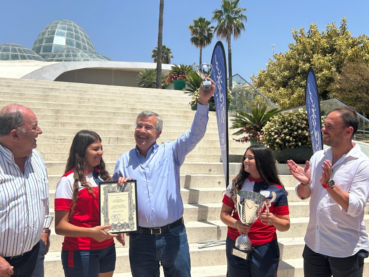 García Urbano celebra el triunfo de las campeonas de la tercera división femenina - WhatsApp Image 2024 05 24 at 14.18.06 El alcalde de Estepona levanta la copa que le han regalado y lo celebra con las jugadores. / D.DIMITRESCU
