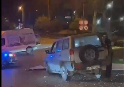 Un vehículo choca contra una rotonda en la Laguna de Mijas - accidente Un vehículo choca contra una rotonda en la Laguna de Mijas - accidente