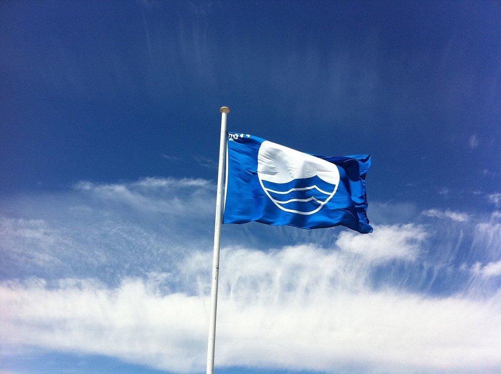 El "negocio" de las banderas azules: ADEAC cobra unos 400 euros por galardón - bandera azul playa blue flag El "negocio" de las banderas azules: ADEAC cobra unos 400 euros por galardón - bandera azul playa blue flag