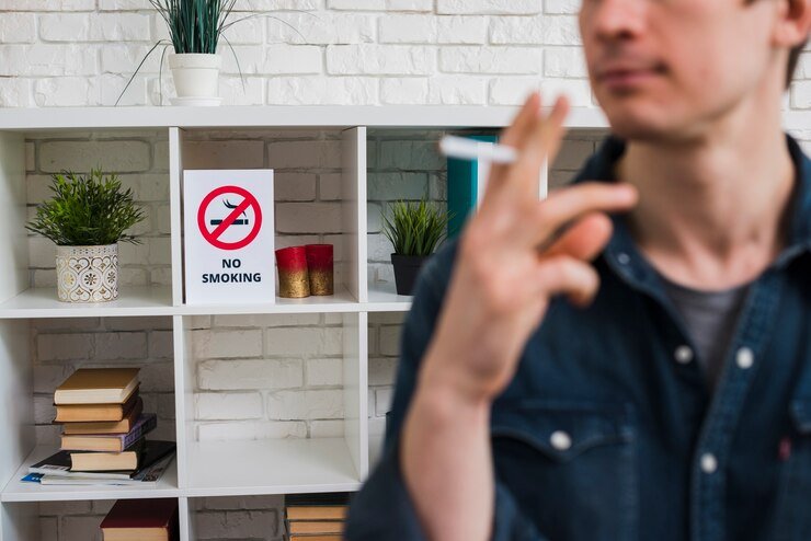 Mijas se suma a la red de ‘Espacios sin humo’: tres zonas donde está prohibido fumar - desenfoque al hombre cigarrillo delante cartel no fumar estante 23 2148185365 1 Prohibido fumar.