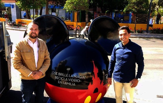 Contenedores en forma de Mickey Mouse en Benalmádena para concienciar a los pequeños - juan olea ecodisney Contenedores Ecodisney en Benalmádena.