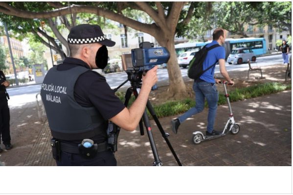 Málaga implementa radares móviles para controlar la velocidad de los patinetes eléctricos - radares patinete electrico Primeros controles de velocidad con radar a patinetes en Málaga. / Fuengirolasequeja
