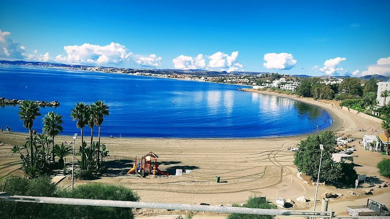 Denuncian la privatización de los aparcamientos en Laguna Village y Beso Beach - 20191021 115425 EFFECTS Playa de El Cristo, Estepona.