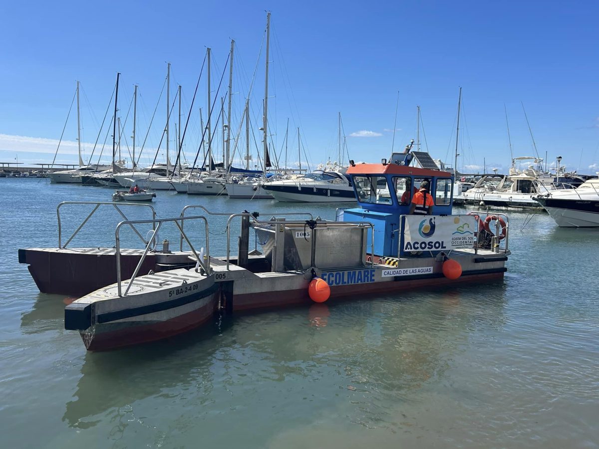 Un total de 15 barcos "quitanatas" limpiarán el agua de las playas desde Torremolinos hasta Manilva - 448506020 1029052289225393 4431916561144246551 n Presentan el barco quitanatas que actuará en las playas de la localidad./ D. DIMITRESCU