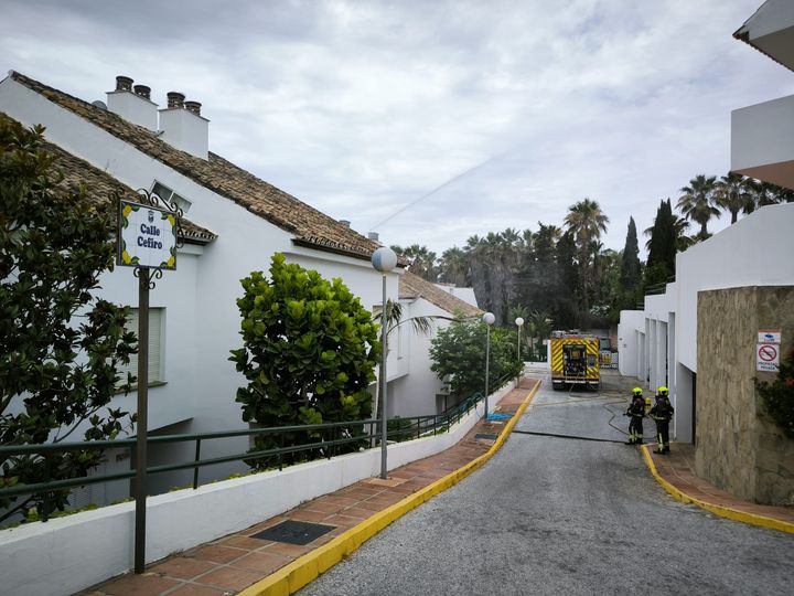 Policía Local y Bomberos sofocan las llamas de dos fuegos en varias urbanizaciones de Estepona - 449344772 443981288491419 7780400657257120390 n