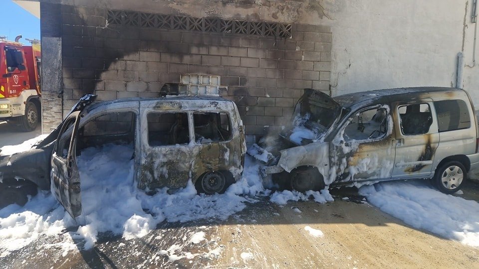 Dos vehículos quedan calcinados tras un incendio en Montevía, Manilva - 82DD51A7 C91C 4A43 941F 1A56C1A19077 2 coches afectados tras un incendio en Manilva.