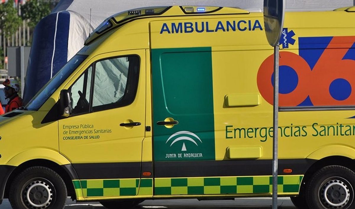 Fallece un motorista en Málaga tras colisionar con un coche en la calle Héroe de Sostoa - Ambulancia del 061 Ambulancia 061 Junta Andalucia