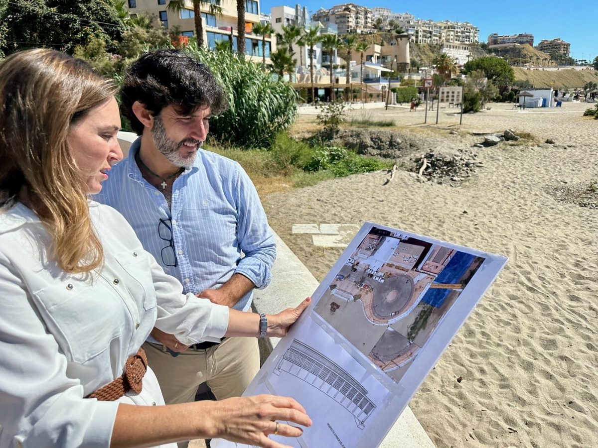 Fuengirola finaliza la Senda Litoral con una pasarela hasta Benalmádena - Arriaga y Martin observan el plano de la pasarela de la Senda Litoral en Carvajal