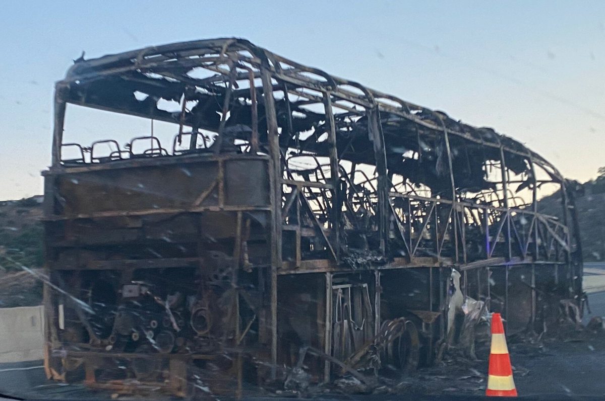 Un autobús arde en la carretera MA-20 a su paso por la capital - Bus calcinado recorte Un autobús arde en la carretera MA-20 a su paso por la capital - Bus calcinado recorte