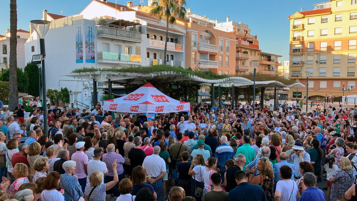 Vecinos de San Pedro de Alcántara protestan contra la arena con arcilla usada en sus playas./ OSP.