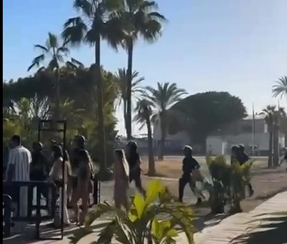 Redada policial en Playa Padre en la que detienen a un hombre de 33 años - Captura 2 1 Control policial en club Playa Padre.