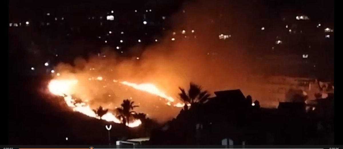 Un incendio en un contenedor propaga el fuego hasta la urbanización Riviera del Sol en Mijas - Captura 3 Incendio en urbanización Riviera del Sol.