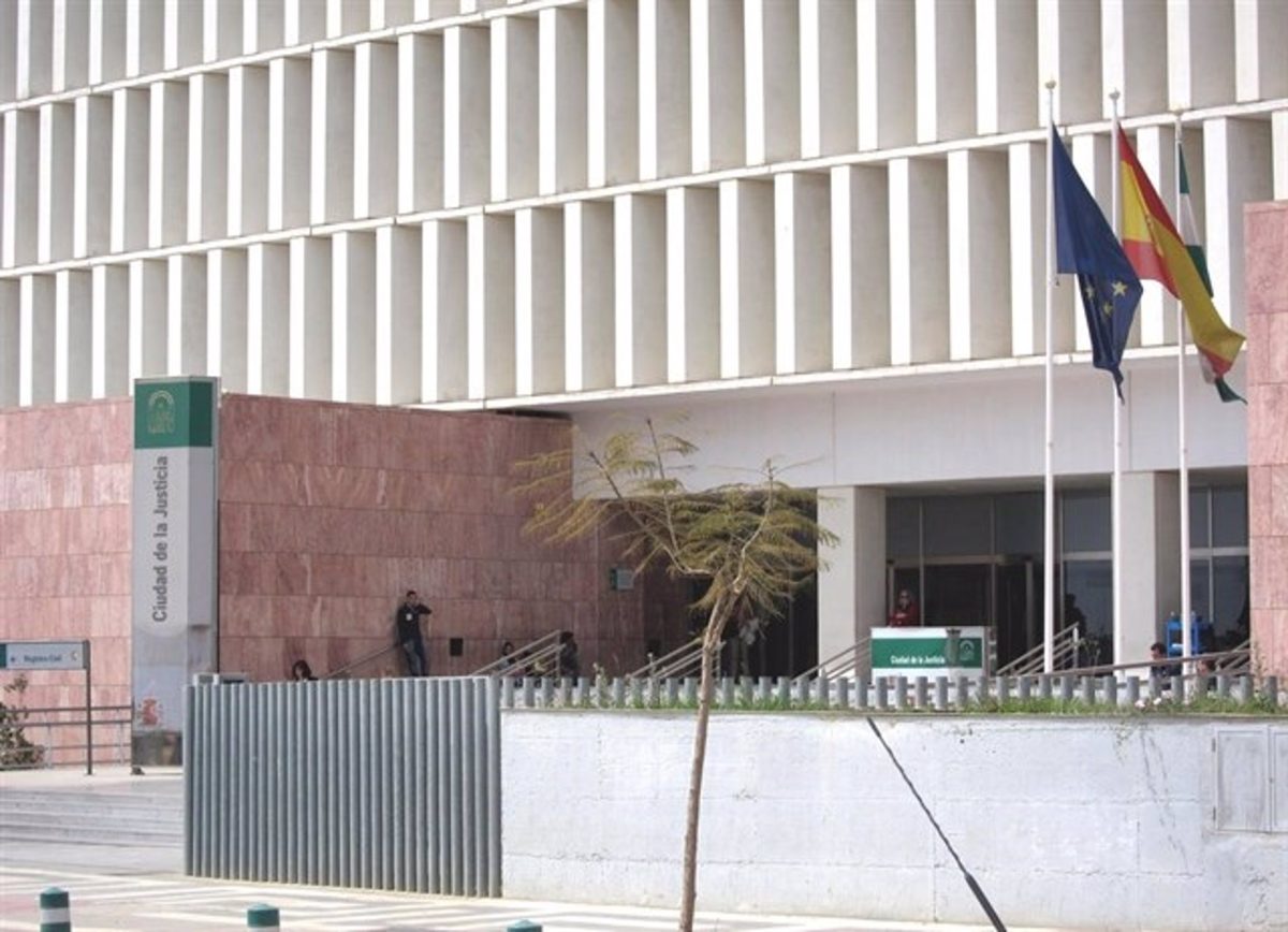 Condenado a cuatro años tras intervenirle escondidos en su moto casi 40 envoltorios de cocaína - Ciudad Justicia Malaga Condenado a cuatro años tras intervenirle escondidos en su moto casi 40 envoltorios de cocaína - Ciudad Justicia Malaga