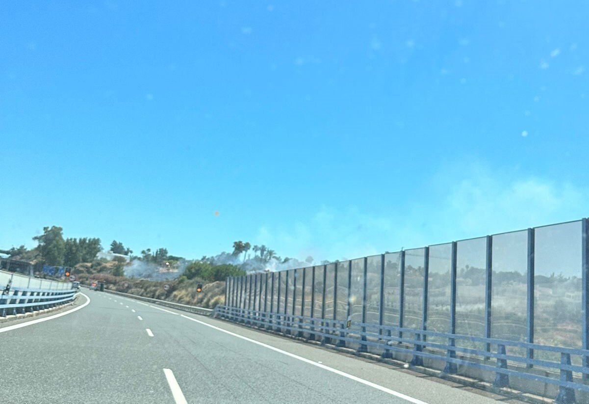 Los bomberos intervienen en un incendio en la AP-7 entre Marbella y Benahavís - Fuego quinta Benahavis Los bomberos intervienen en un incendio en la AP-7 entre Marbella y Benahavís - Fuego quinta Benahavis