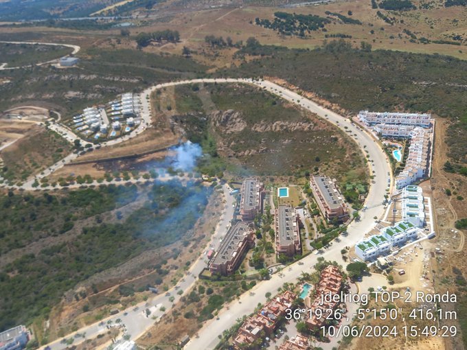 Incendio en el paraje Arroyo del Calataraje en Manilva, muy cerca de las viviendas - GPt OI XYAIFbLo Incendio en el paraje Arroyo del Calataraje en Manilva, muy cerca de las viviendas