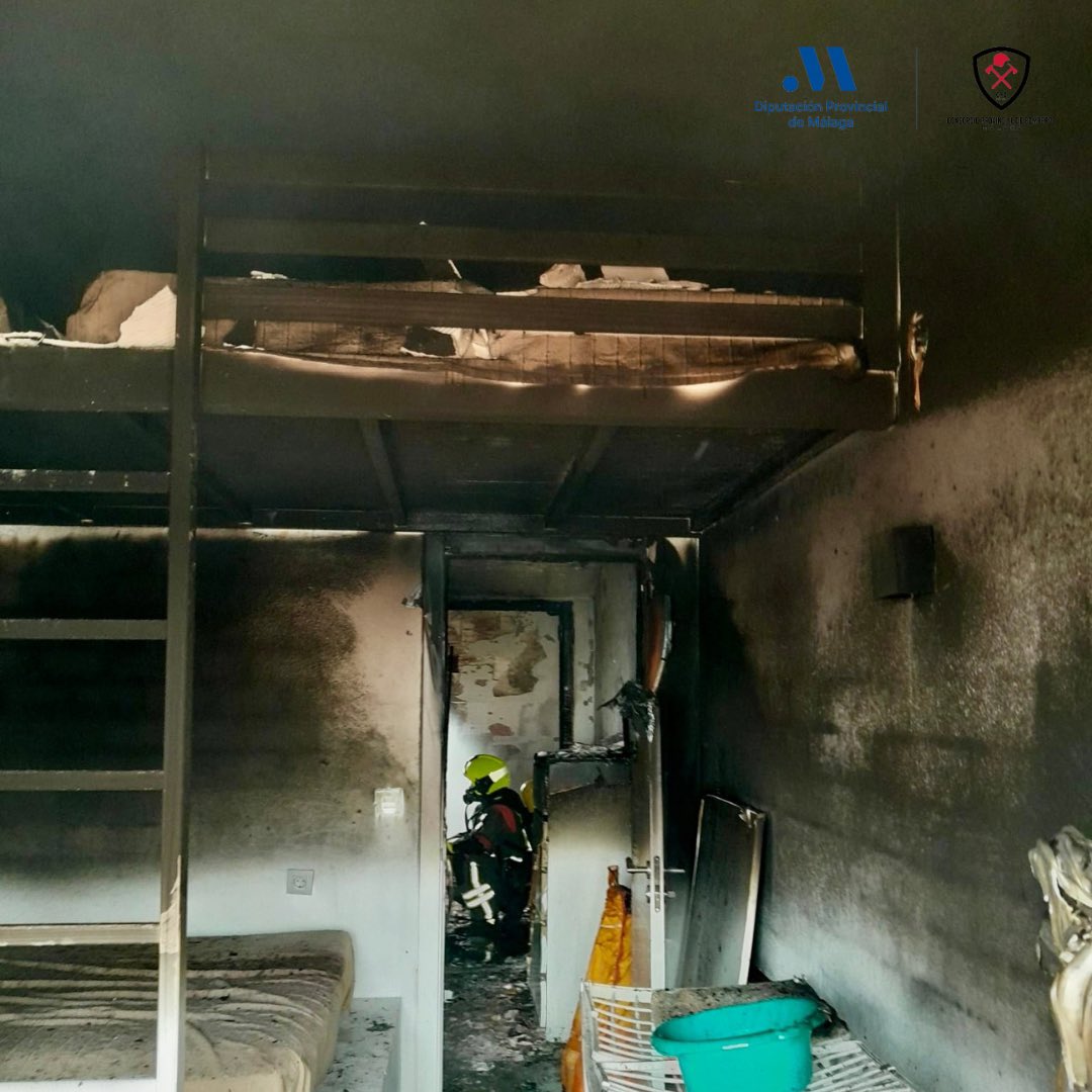 Policía Local y Bomberos sofocan las llamas de dos fuegos en varias urbanizaciones de Estepona - GRFbORDWcAA2BbD
