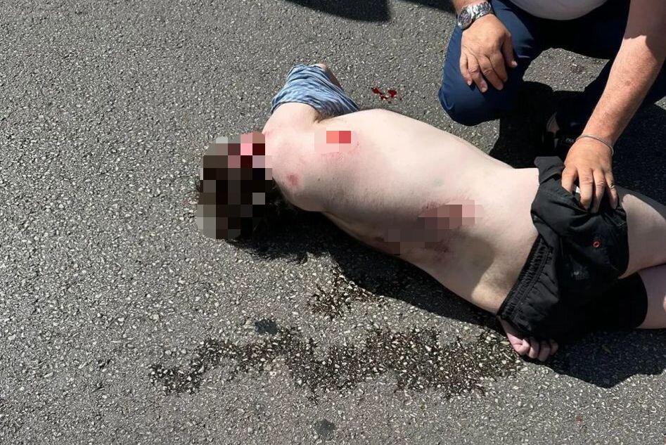 Un vehículo atropella a un peatón que cruzó en rojo y se da a la fuga - Hombre Un vehículo atropella a un peatón que cruzó en rojo y se da a la fuga - Hombre