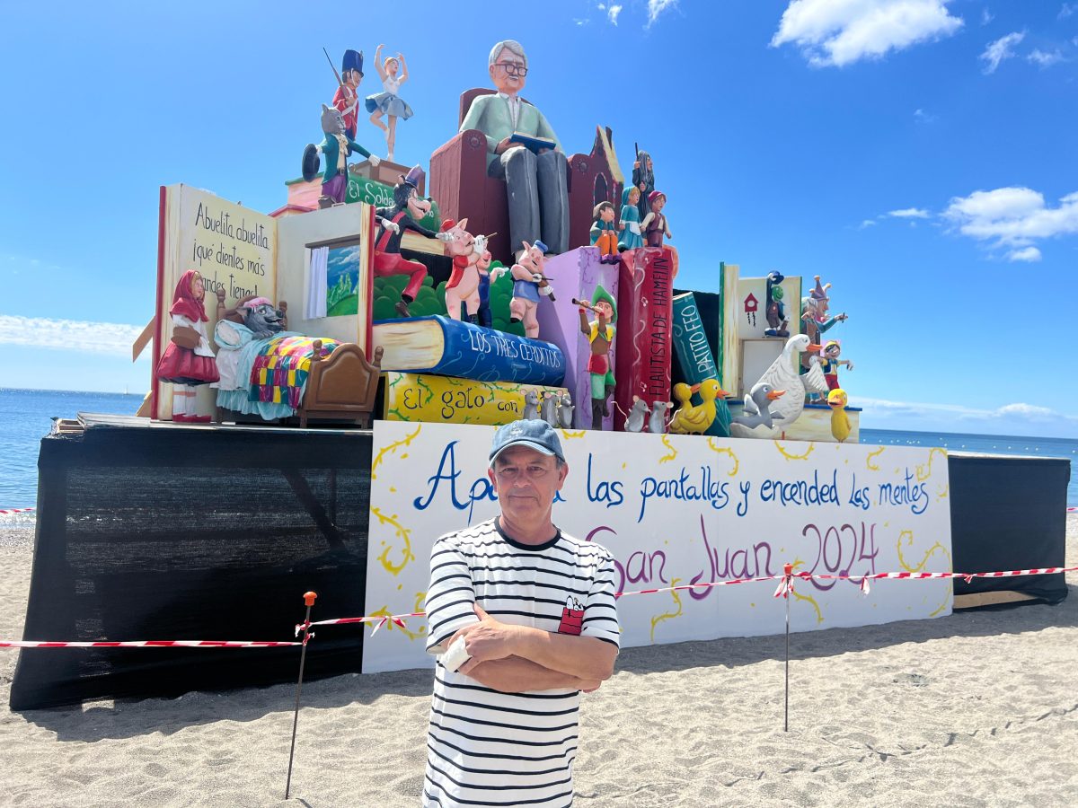 Juan Oliva se despide a lo grande con su última obra de San Juan en Manilva - Juan Oliva Juan Oliva junto a su obra de San Juan./D. MACÍAS