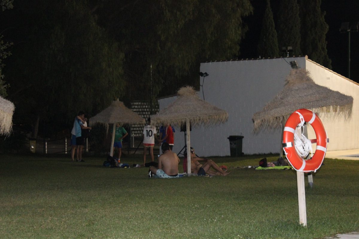 Comienzan las noches de verano en las piscinas municipales de Casares y Secadero - Piscina nocturna de Casares Piscina nocturna de Casares.
