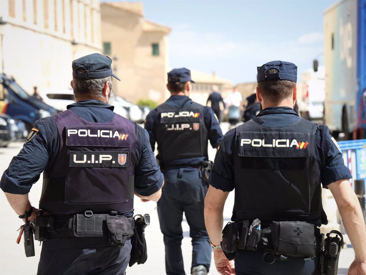 La Policía Nacional desarticula una organización criminal dedicada al tráfico de migrantes cubanos - Policia Nacional Malaga Agentes de la Policía Nacional de espaldas. - POLICÍA NACIONAL - Archivo